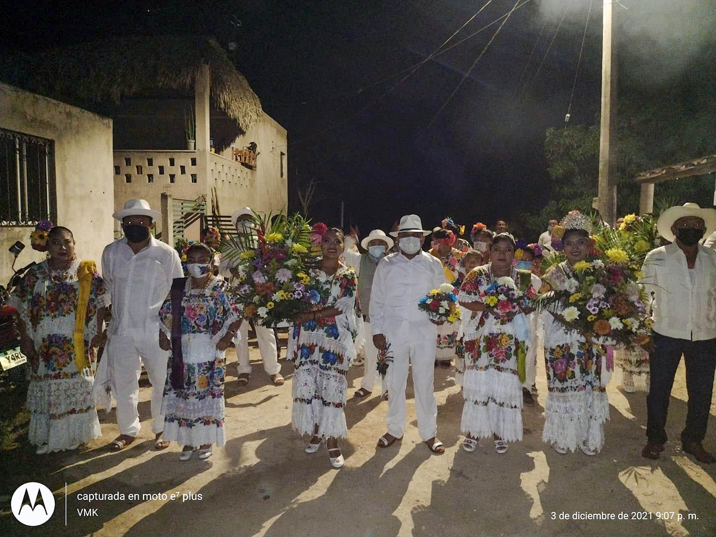 Alcalde corona a la embajadora de la feria Kaua 2021.