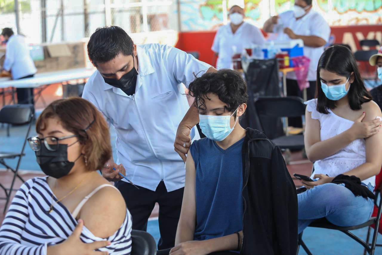 Inicia vacunación contra Coronavirus para adolescentes de 15 a 17 años en Mérida.