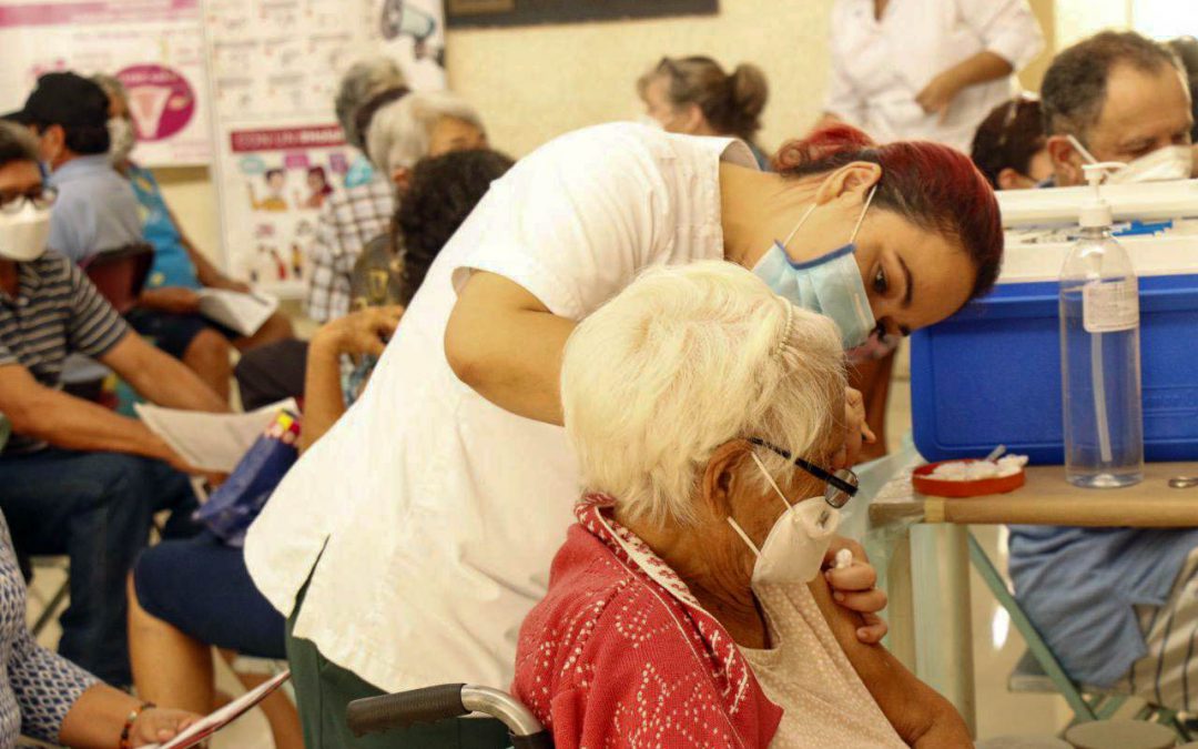 Adulto mayor recibiendo la tercera dosis de la vacuna contra el coronavirus.