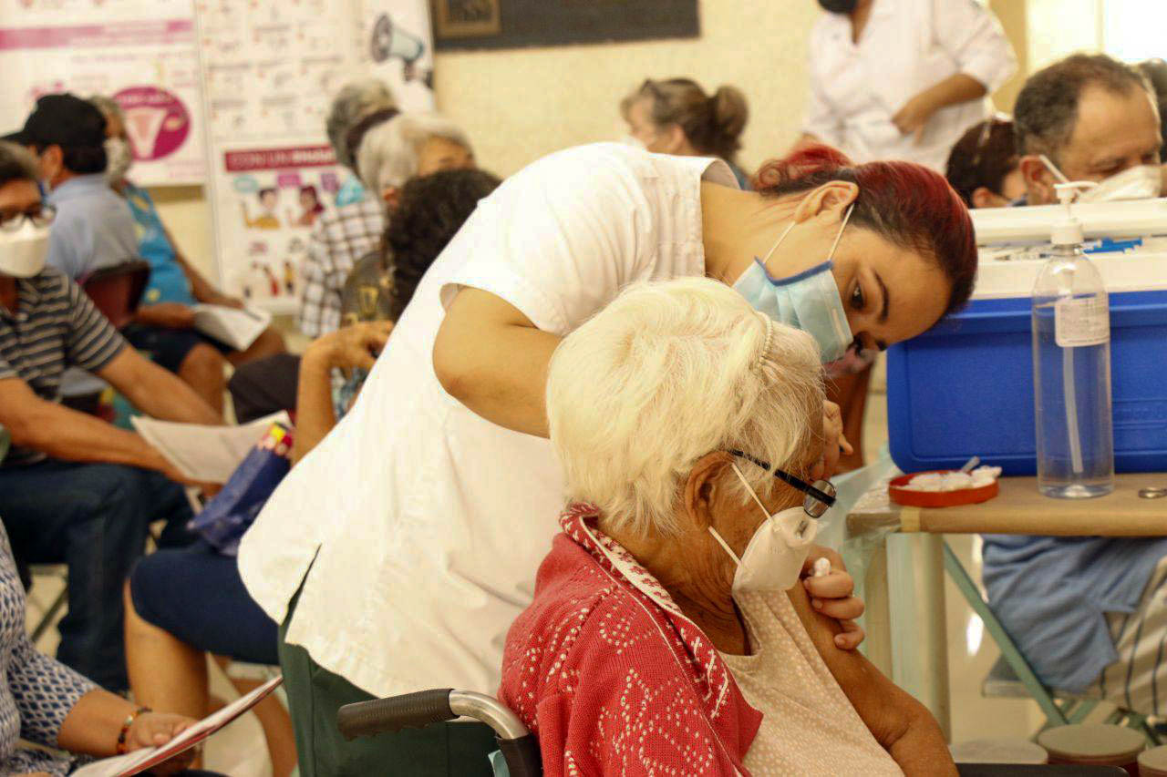 Adultos mayores de 24 municipios del interior del estado recibirán la tercera dosis de la vacuna contra el Coronavirus del 27 al 29 de diciembre
