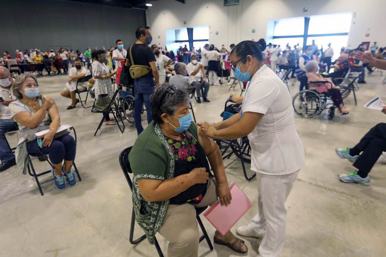 Adultos mayores de 60 años de Mérida empiezan a recibir refuerzo de la vacuna contra el Coronavirus.