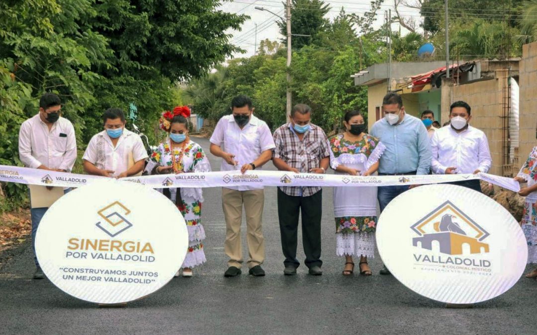 Corte del listón inaugural de las calles de Dzitnup, comisaría de Valladolid, Yucatán.