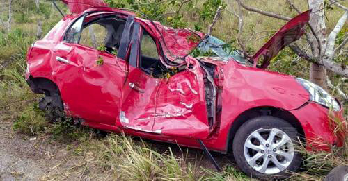 Nissan March accidentado en la carretera Panabá-San Felipe en que perdiera la vida una mujer oriunda de este puerto.