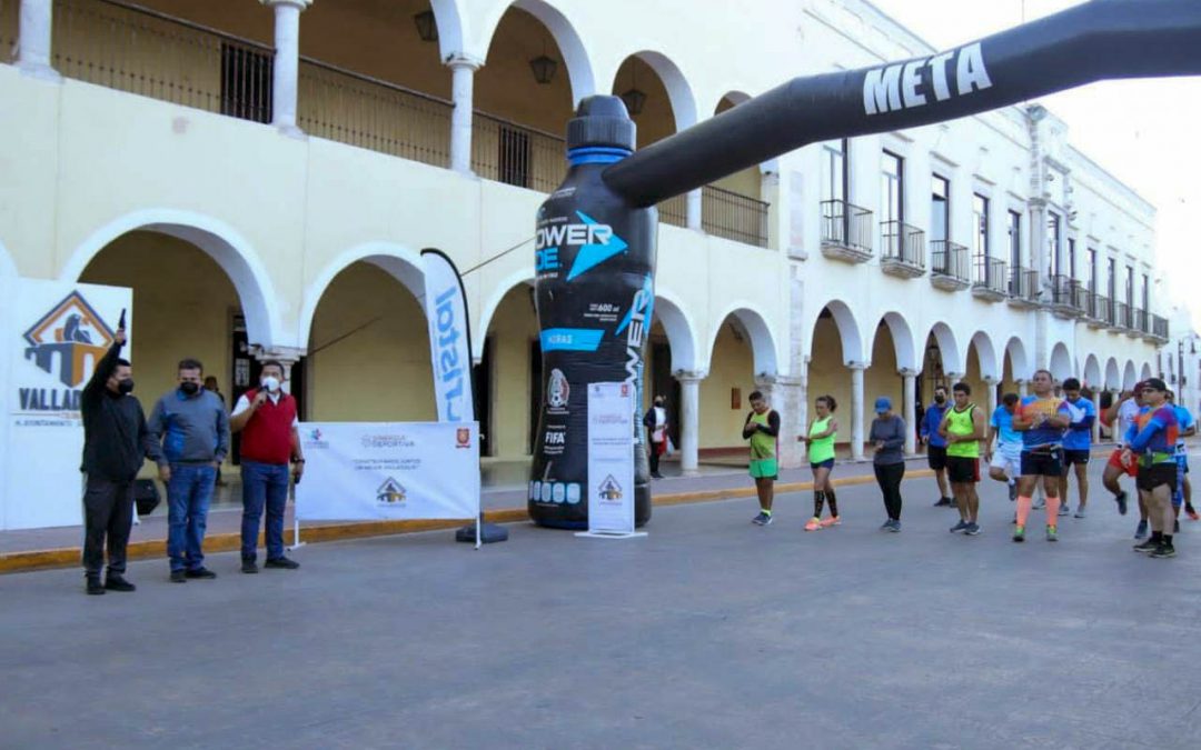 El presidente municipal de Valladolid, fue el encargado de dar el disparo de salida de la carrera.