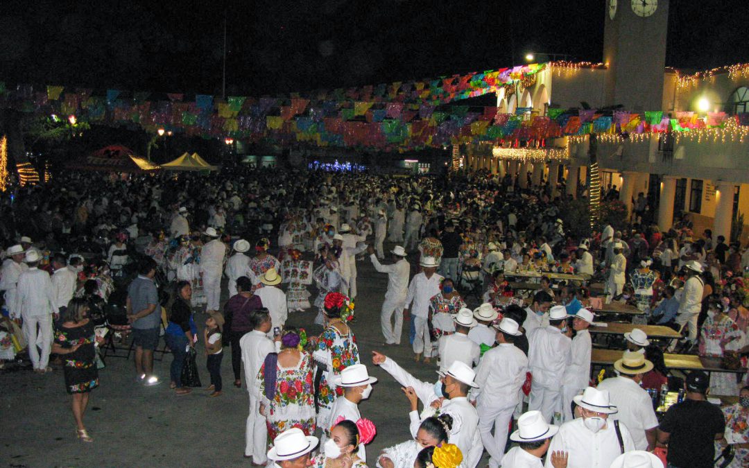 Cientos de personas se dieron cita en el parque principal de Tizimín a la noche de alborada y a la coronación de la reina de los festejos, haciendo caso omiso del incremento de los casos de Covid-19.