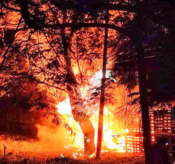 Incendio en el mercado provisional de Valladolid ocasionado por un corto circuito en las líneas de CFE ocasionó la destrucción de varios puestos de madera.