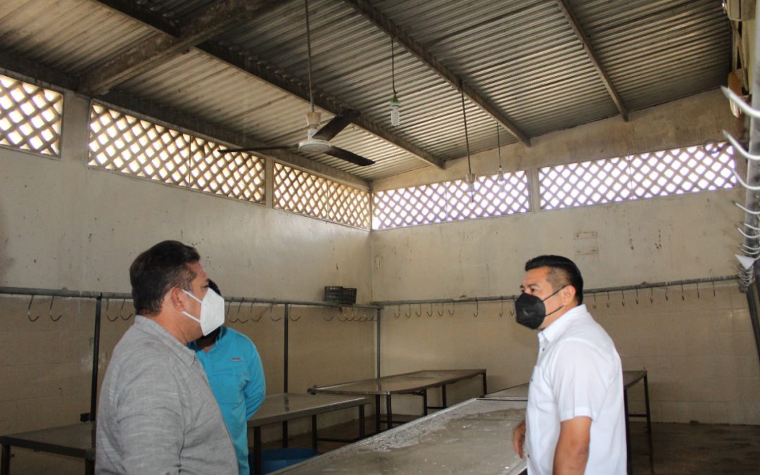 El alcalde de Valladolid, Yucatán, C. Alfredo Fernández Arceo y el Secretario de la comuna, Prof. Manuel Loría; durante el recorrido por las instalaciones del rastro municipal.