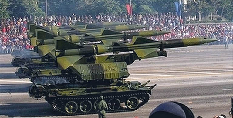 Desfile militar en la isla de Cuba.