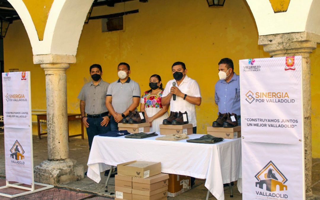 El presidente municipal de Valladolid encabezó la entrega de calzado y uniformes a trabajadores de los diferentes departamentos del Ayuntamiento.