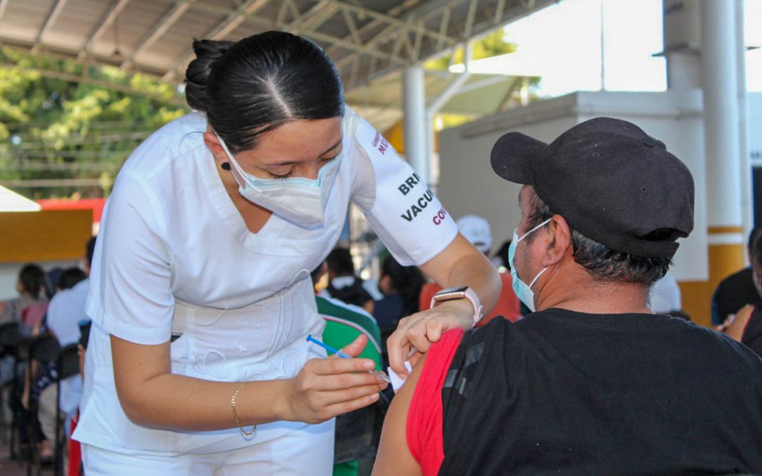 Personal de salud aplicando la dosis de refuerzo a adultos de entre 40 y 59 años de edad en Valladolid, Yucatán.