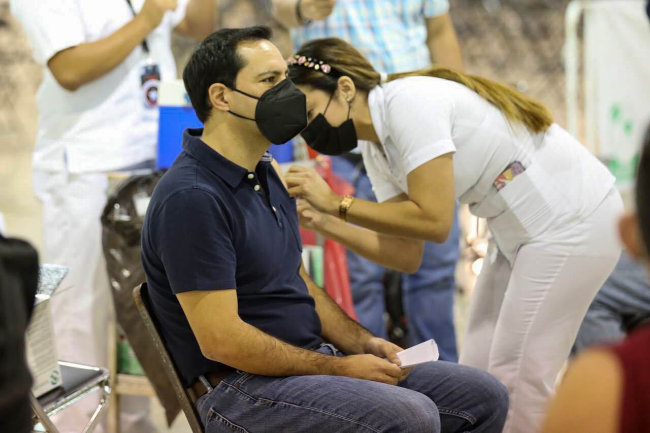 El Gobernador Mauricio Vila Dosal acude a recibir la vacuna de refuerzo contra el Coronavirus.