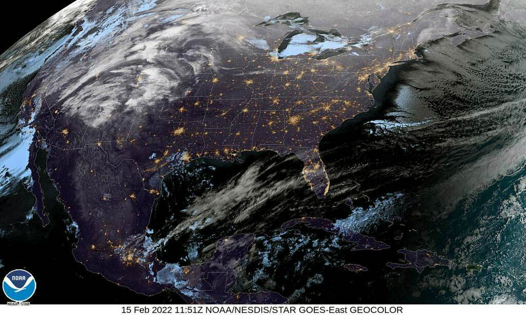 En la imagen se pueden observar el desplazamiento de nuevas masas de aire frio, las cuales sin embargo, no llegaran a tocar la península de Yucatán, pero que sin embargo, ocasionaran importantes precipitaciones en la región.