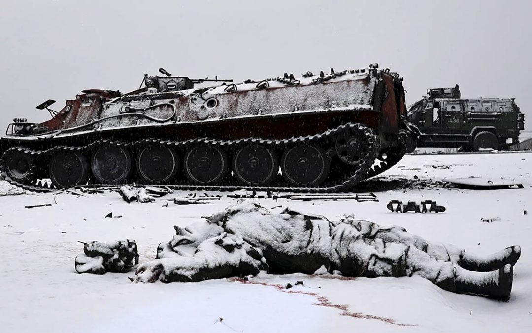 Kharkiv (Ukraine), 25/02/2022.- Un soldado caído junto a un vehículo APC ruso quemado después de un ataque del ejercito ucraniano cerca de la ciudad de Kharkiv, Ucrania.