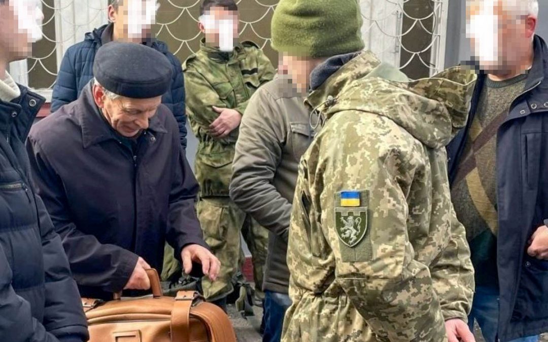 Hombre de 80 años intenta unirse al ejercito ucraniano para combatir al invasor ruso.