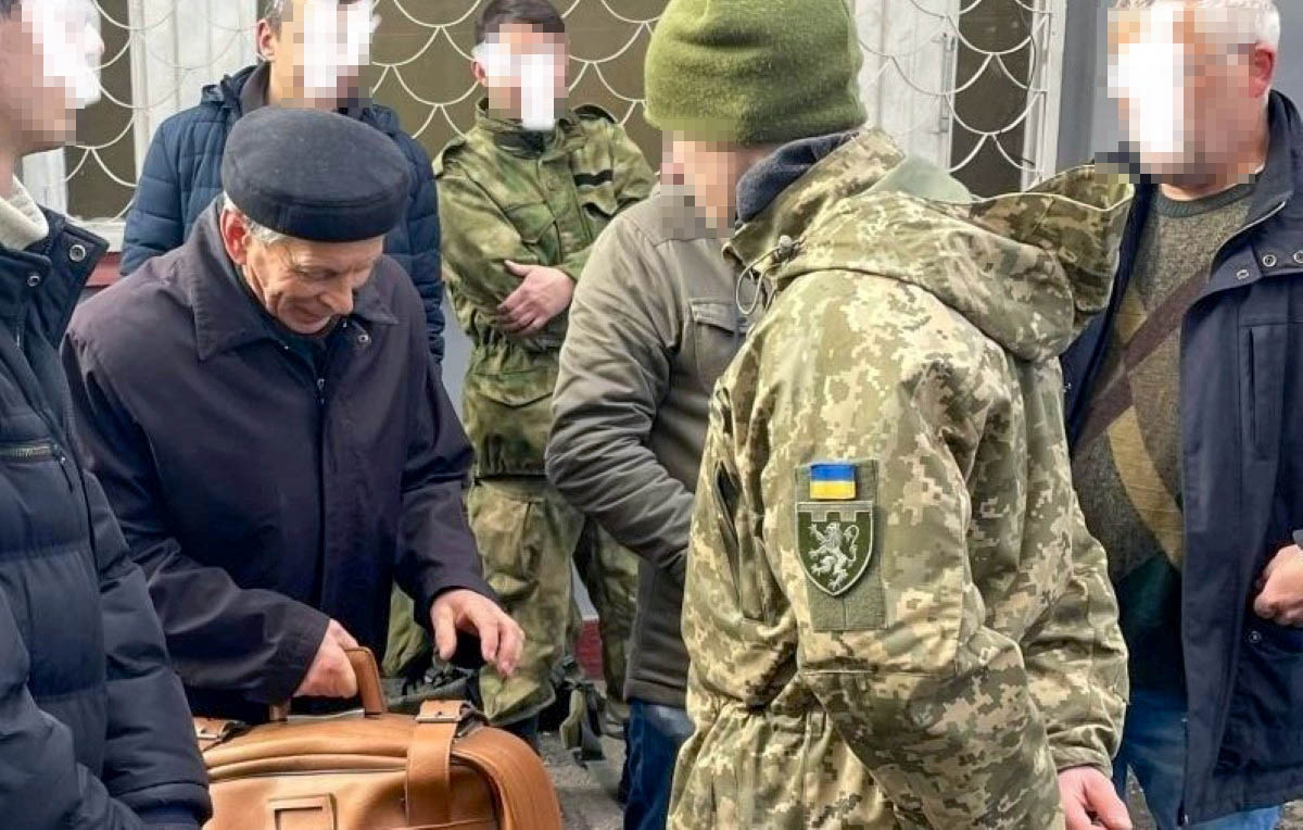 Hombre de 80 años se une a ejército de Ucrania tras invasión rusa.