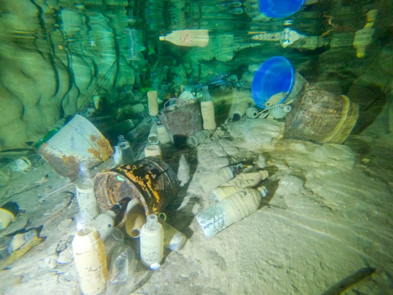 Jornada de limpieza en el cenote de la comisaría de Ticuch
