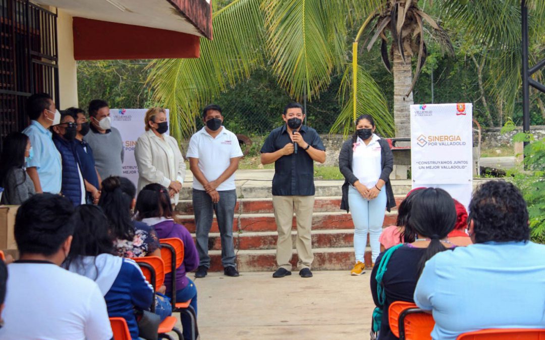 El alcalde de Valladolid durante la reunión que sostuvo con instructores del CONAFE en esta ciudad en la sede de esta institución en la colonia Emiliano Zapata.