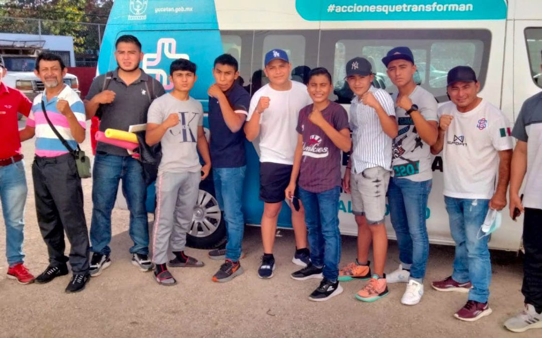 Delegación vallisoletana de boxeo posa antes de iniciar el viaje a la capital del estado, Mérida, Yucatán.