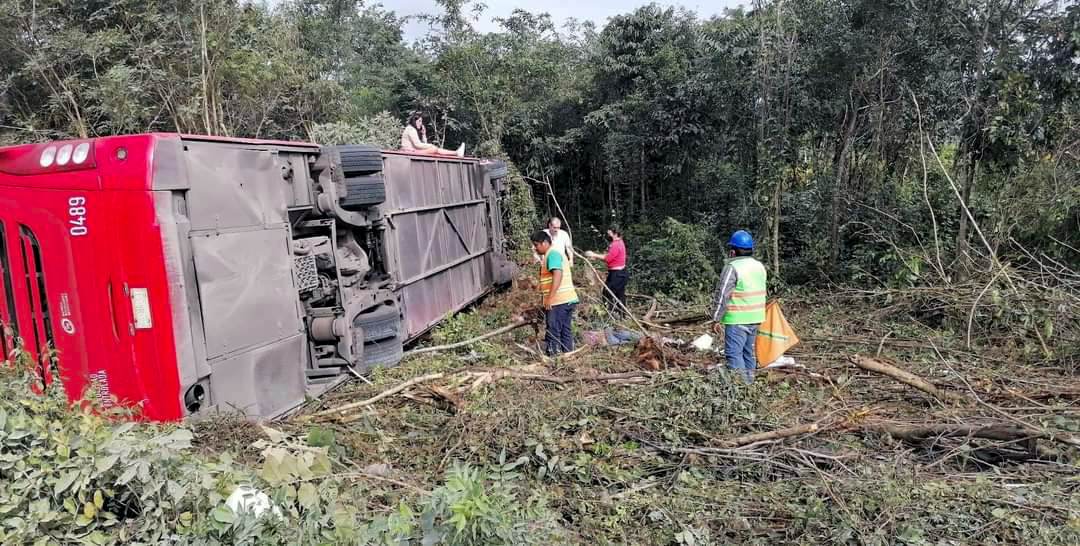 Vuelca autobús en la autopista Mérida-Cancún; se reportan ocho muertos y 15 heridos