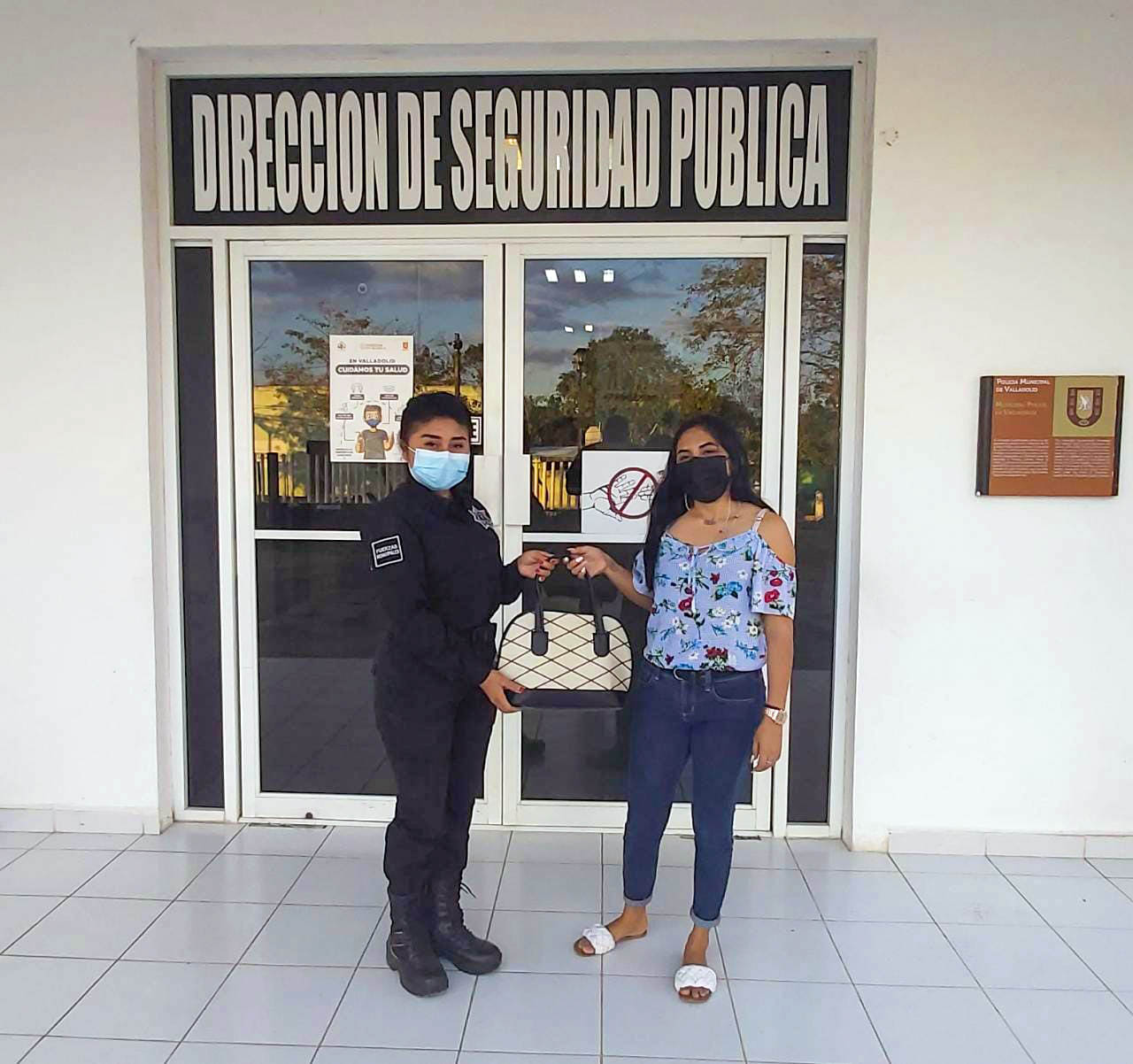 Policía Municipal encuentra y entrega bolso extraviado en la calle.