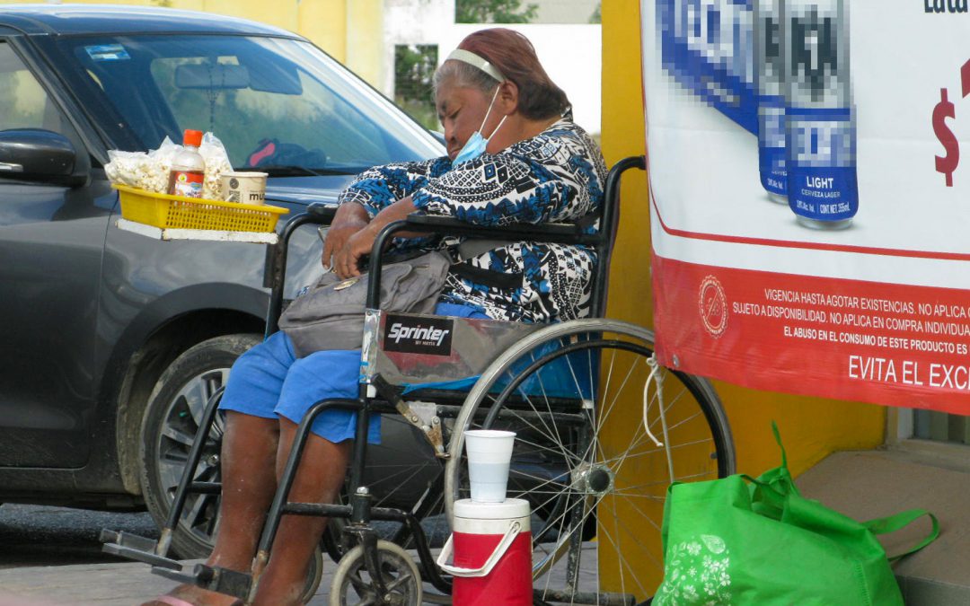 Pareja de ancianos se gana la vida vendiendo palomitas de maíz en tienda de conveniencia ubicada en gasolinera en la salida a la ciudad de Cancún, después de pasar el periférico de la ciudad de Mérida.