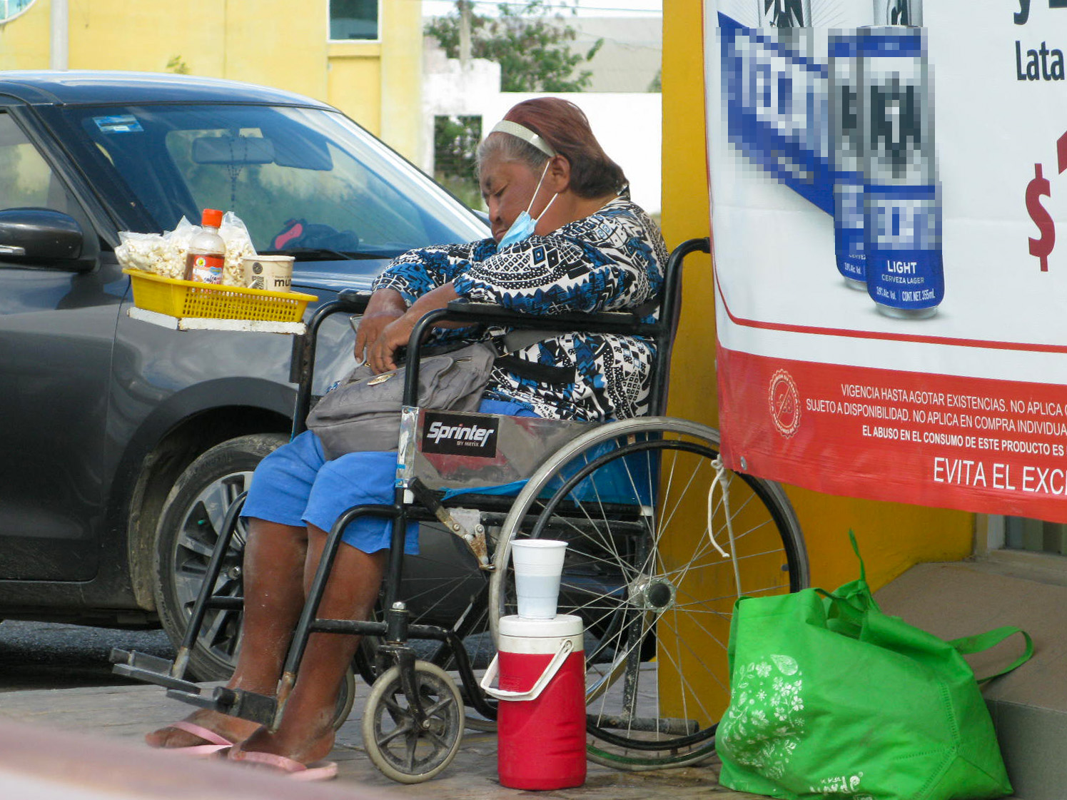 Ancianos venden palomitas para sobrevivir.