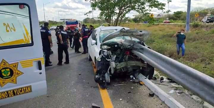 Mujer se salva de milagro al quedar incrustado su automóvil en una barrera de contención.