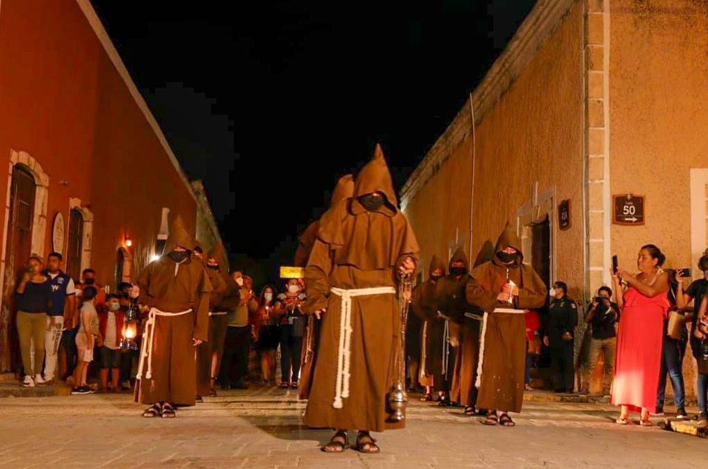 La Caminata de los Frailes, recorrido que inicia en el cruce conocido como Las 5 Calles y culmina en el ex convento de San Bernardino de Siena, en el emblemático barrio de Sisal.