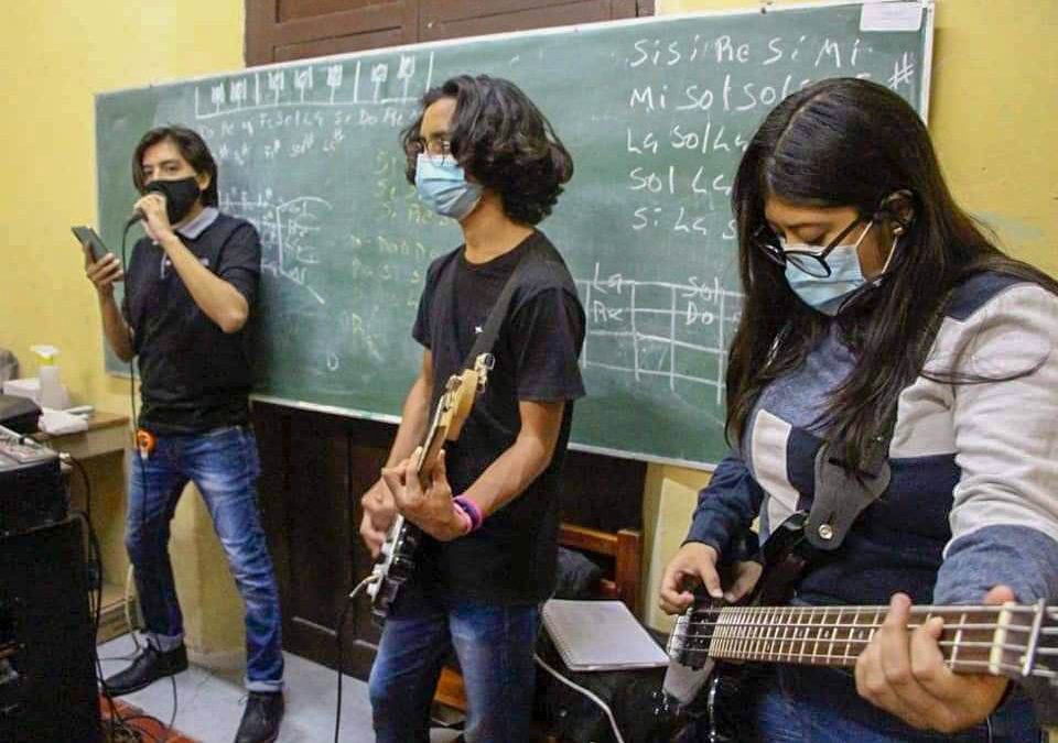 Jóvenes estudiantes del taller de guitarra de la Casa de Arte y Cultura de Valladolid, Yucatán.
