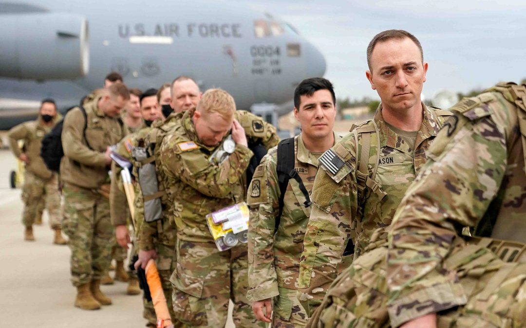 Personal militar de la 82ª División Aerotransportada y el 18º Cuerpo Aerotransportado abordan un avión de transporte C-17 para su despliegue en Europa del Este en medio de una escalada de tensiones entre Ukrania y Rusia, en Fort Bragg, Carolina del Norte, EE.UU.