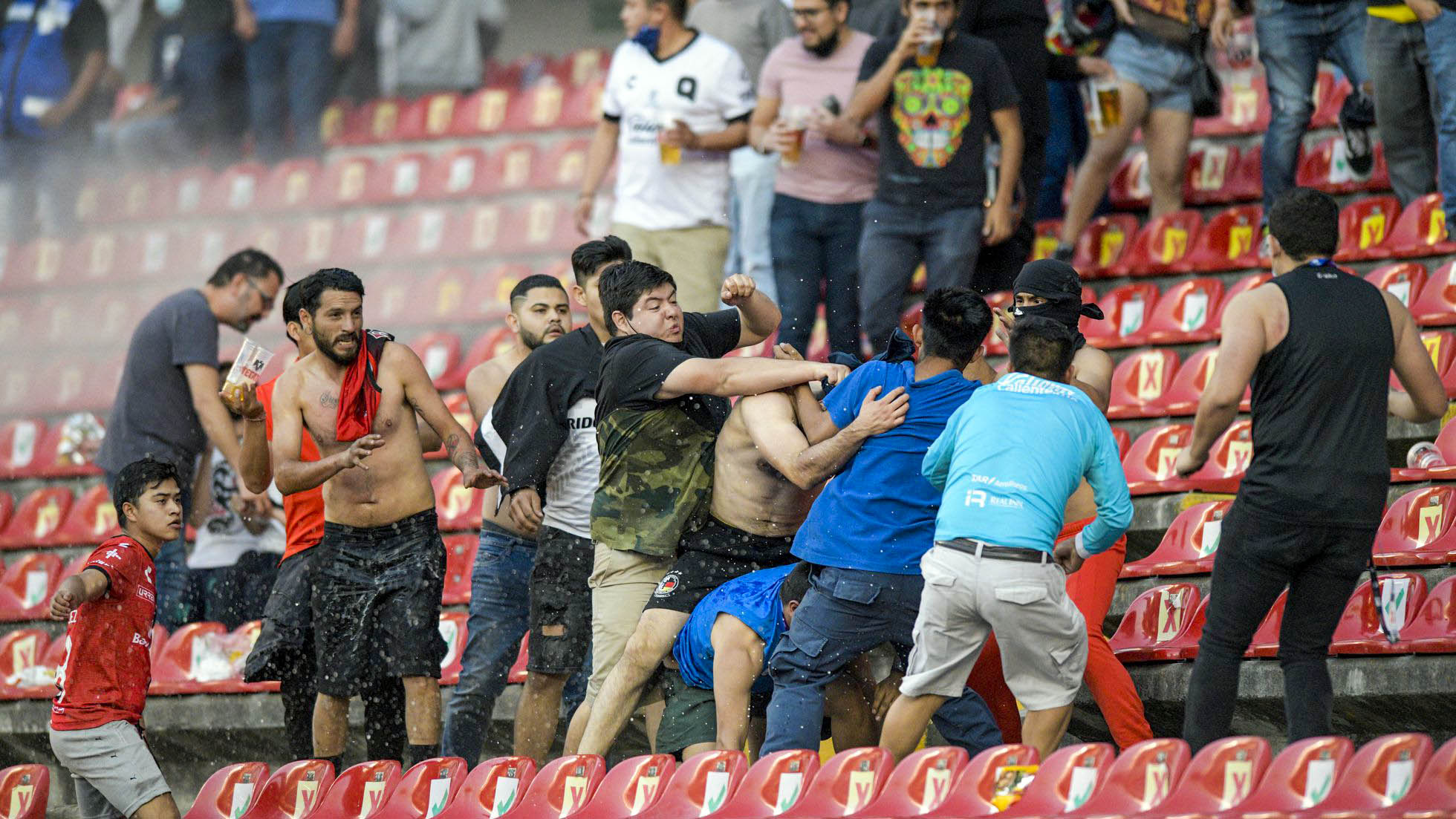 Suspenden estadio Corregidora tras violencia; equipos buscarán romper con barras, anuncia Liga BBVA