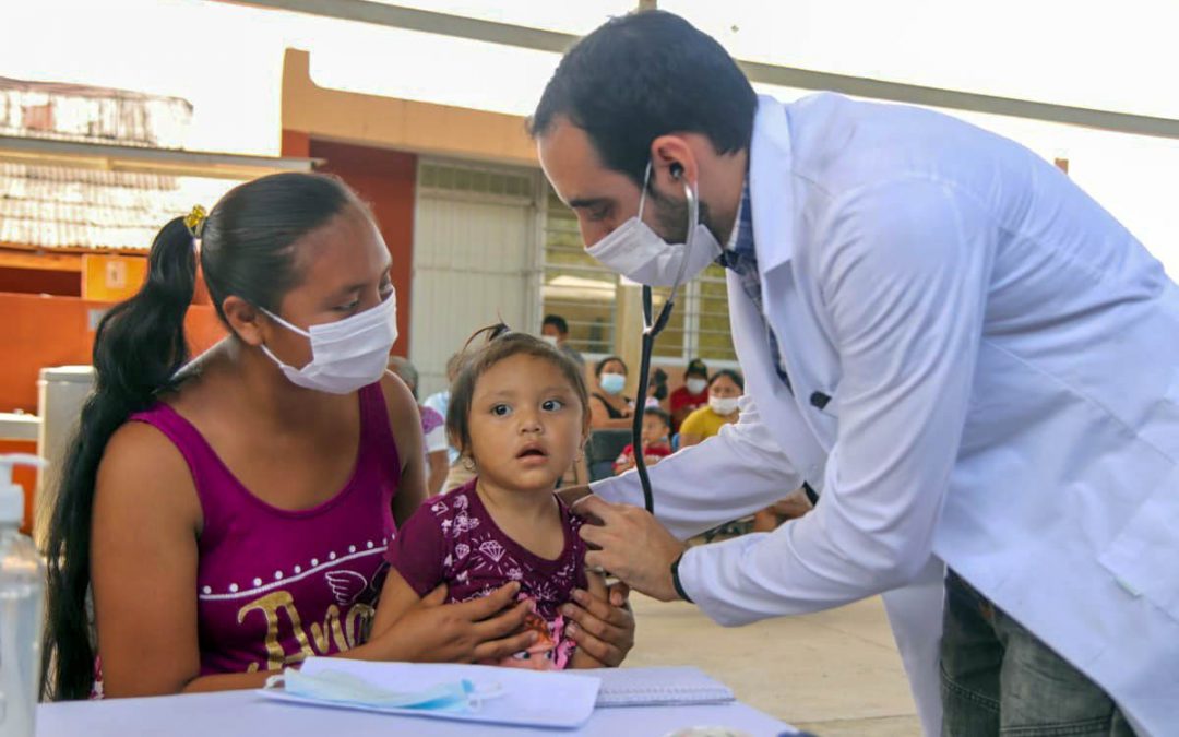 Médico valorando el estado de salud de una menor de Bolmay, comisaría de Valladolid, Yucatán.