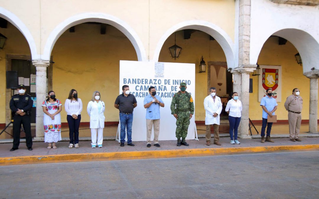 El banderazo de inicio de la campaña de descacharrización fue dado por el alcalde, C. Alfredo Fernández Arceo, quien estuvo acompañado por el secretario de la comuna, C. Manuel Loria Santoyo.