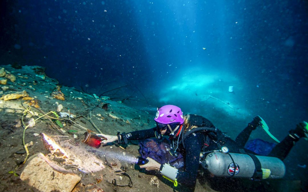 Buzo recolectando basura en el fondo del cenote de Tixhualactun.