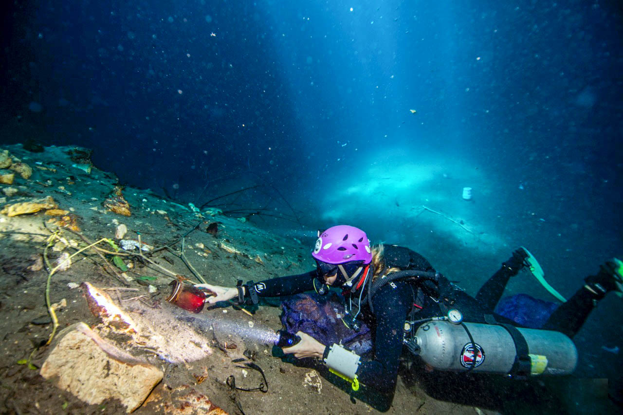 TRABAJOS DE LIMPIEZA EN CENOTE DE TIXHUALACTUN