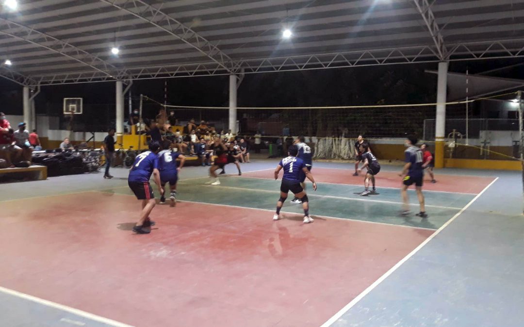 Juegos finales del torneo municipal de voleibol que se realizan en la unidad deportiva El Águila, en la colonia militar.
