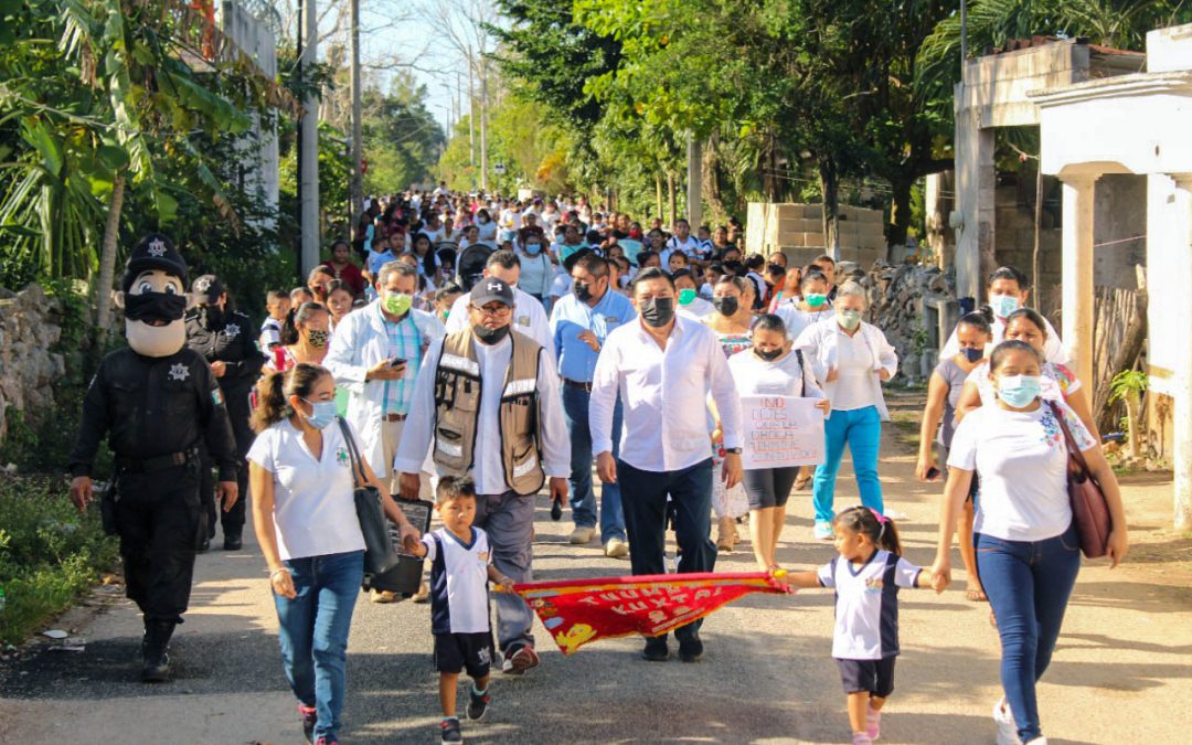Caminata contra las adicciones en Kanxoc. En segundo plano, el alcalde de Valladolid, Lic. Alfredo Fernández Arceo; a su derecha, Dr. Antonio Cutz Medina, comisario municipal de esta población.