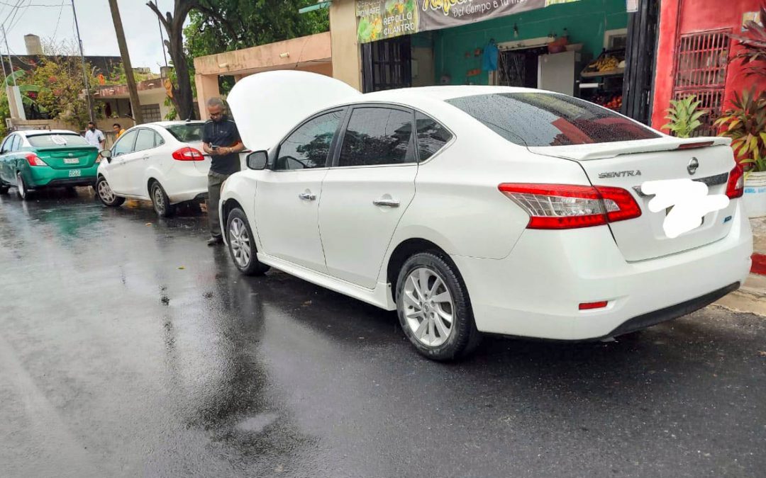 Taxista de Chemax no respetó la señal de alto de disco y colisionó al Nissan Sentra en la confluencia de las calles 43 X 32, en el barrio de Santa Ana.