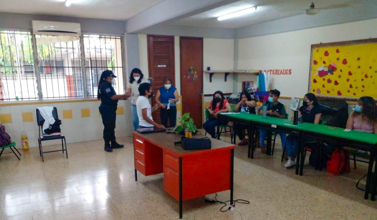 Imparten plática a docentes del Centro de Atención Múltiple.