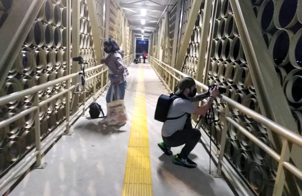 Alumnos del Centro Estatal de Bellas Artes tomaban fotos desde un puente peatonal cuando fueron bajados por elementos de la SSP por "estar prohibido" tomar fotos.