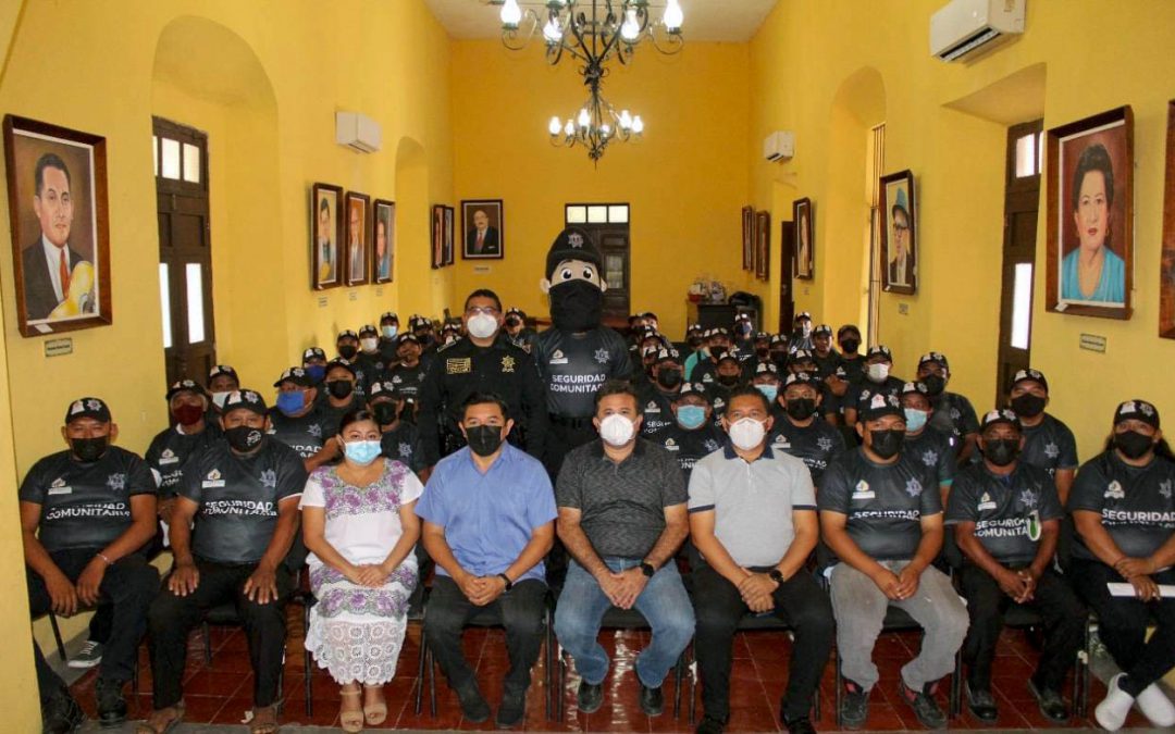 El alcalde vallisoletano, Alfredo Fernández Arceo, posa junto a varios elementos policiacos de las comisarías de Valladolid.