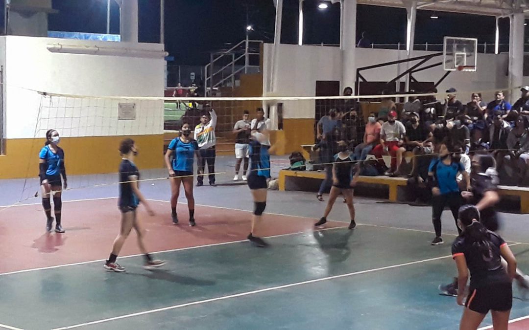 Juego de voleibol en las instalaciones deportivas de El Águila en la colonia militar, en Valladolid, Yucatán.