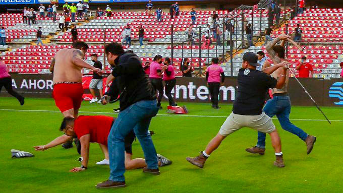 Batalla campal entre aficionados del Querétaro y el Atlas en el estadio Corregidora.