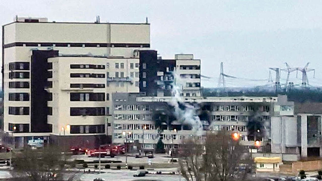 AUTORIDADES UCRANIAS REPORTAN ATAQUE RUSO E INCENDIO EN CENTRAL NUCLEAR