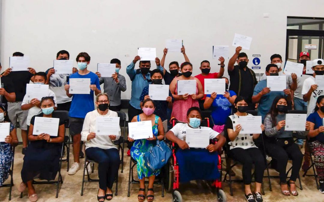 Alumnos que concluyeron su educación básica recibieron su certificado en el evento realizado en las instalaciones del Instituto Tecnológico de Valladolid.