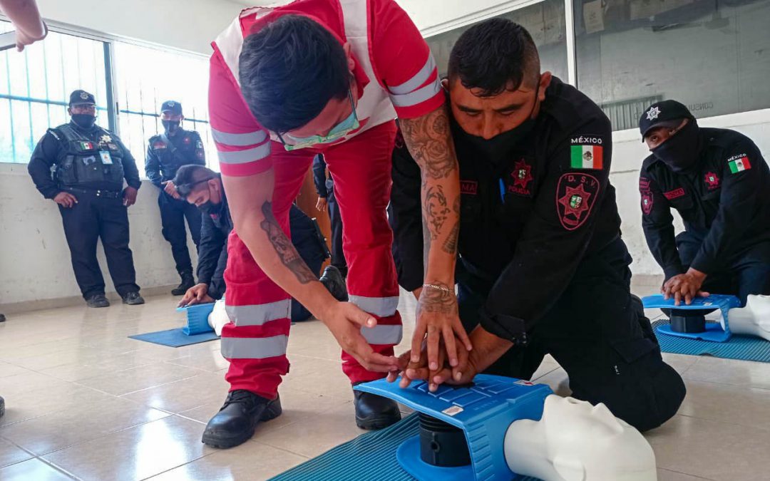 Personal de la Cruz Roja de Yucatán impartió un taller de primeros auxilios a elementos policiacos y de Protección Civil del municipio de Hunucmá.