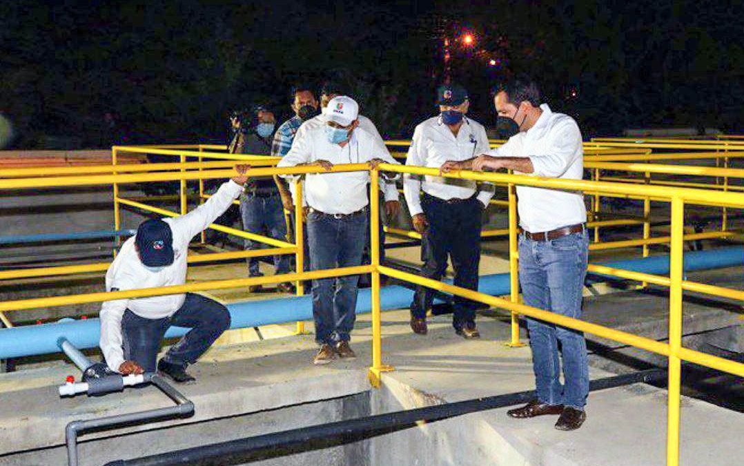 EL GOBERNADOR DEL ESTADO SUPERVISANDO LAS INSTALACIONES HIDRÁULICAS EN LA CIUDAD DE UMÁN.