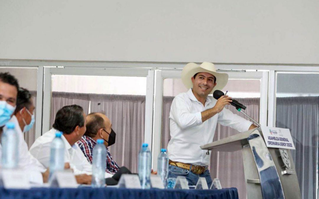 Mauricio Vila Dosal, gobernador del estado durante la Asamblea General de la UGROY en Tizimín, Yucatán.