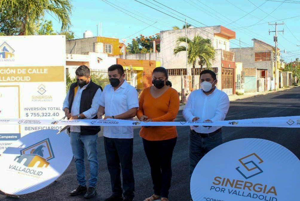 Inauguración de calles en fraccionamientos de Valladolid encabezados por el presidente municipal, C. Alfredo Fernández Arceo.