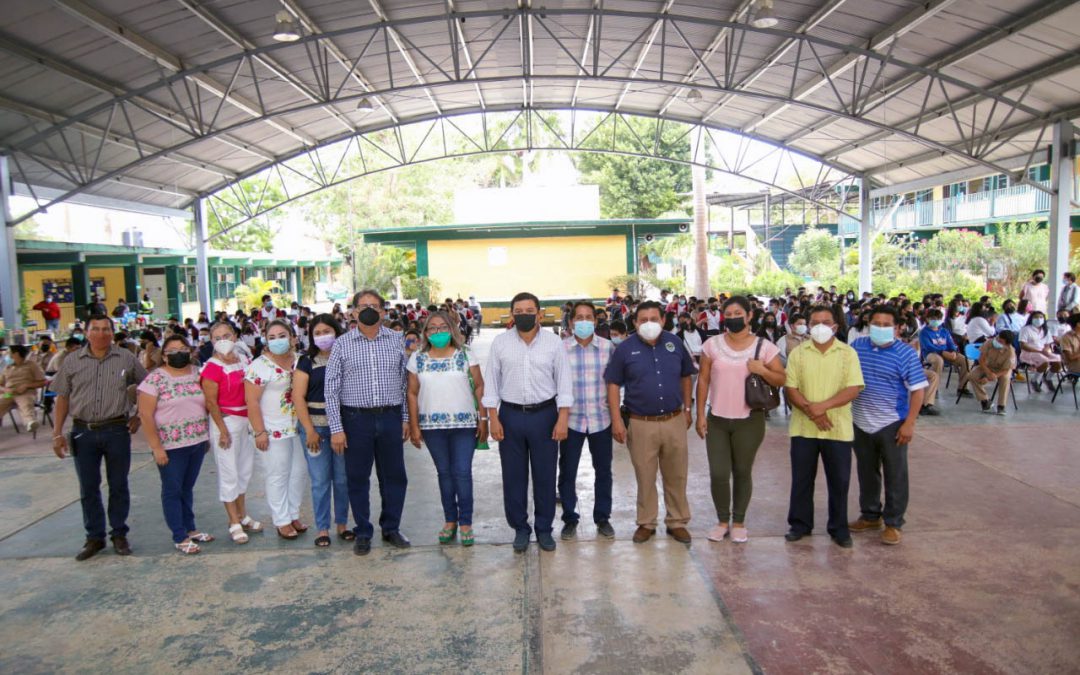 Personal docente de la escuela secundaria Antonio Mediz Bolio posa con el presidente municipal de Valladolid, Alfredo Fernández Arceo durante una visita de la autoridad municipal.